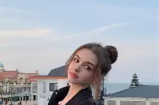 百万粉丝的网红塌房制造农村穷苦人设博同情被曝光家庭富裕